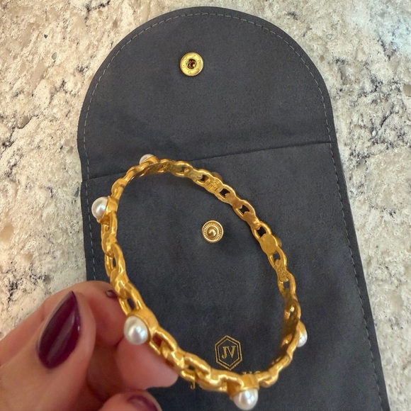 Julie Vos Palermo Pearl Bangle in 24k gold plate with imported glass pearls - Picture 3 of 3